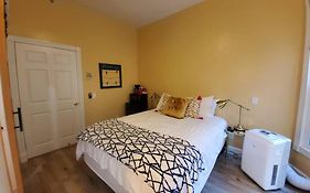 Centrally Located Studio And Cozy Place Perfect For Travelers And Couples! Located In San Diego Downtown! Perfect For Your Quick Getaway!